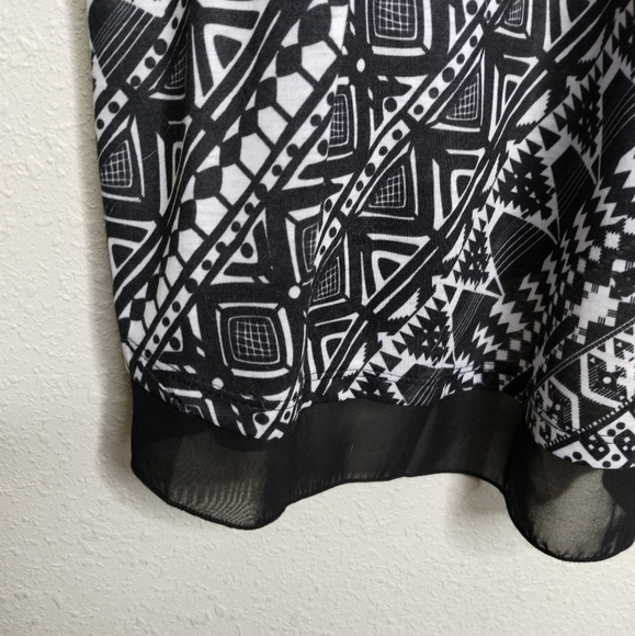 Catherines Black White Pink Patterned Top size 1X - Picture 2 of 8